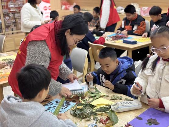 一群小孩坐在桌子前 AI 生成的内容可能不正确。